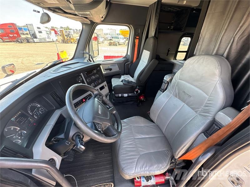 Freightliner Cascadia 126 6x4 T/A Sleeper Truck Tractor Traktorske jedinice