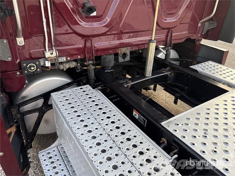 Freightliner Cascadia 126 6x4 T/A Sleeper Truck Tractor وحدات الجر