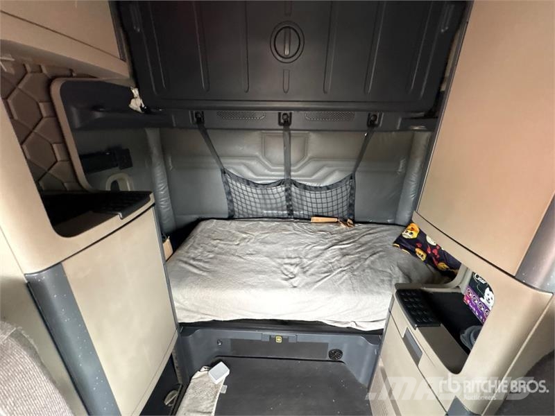 Freightliner Cascadia 125 6x4 T/A Sleeper Truck Tractor Vlačilci
