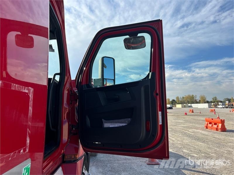 Freightliner Cascadia 126 6x4 T/A Sleeper Truck Tractor Tegljači