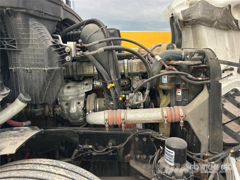 Freightliner Cascadia 126 6x4 T/A Sleeper Truck Tractor Tractores (camiões)