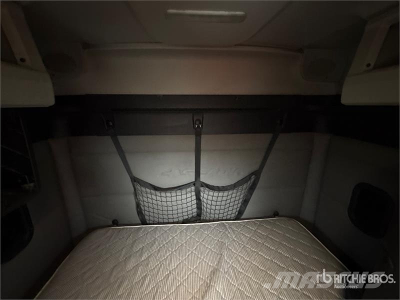 Freightliner Cascadia 126 6x4 T/A Sleeper Truck Tractor Vlačilci