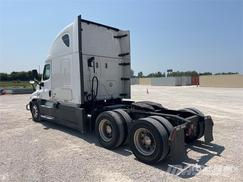 Freightliner Cascadia 125 6x4 T/A Sleeper Truck Tractor Vlačilci