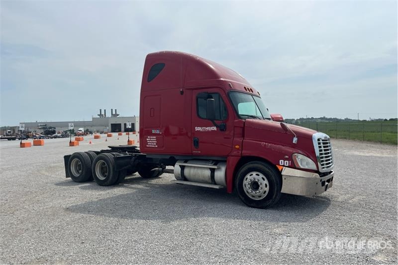 Freightliner Cascadia 125 6x4 T/A Sleeper Truck Tractor Vlačilci