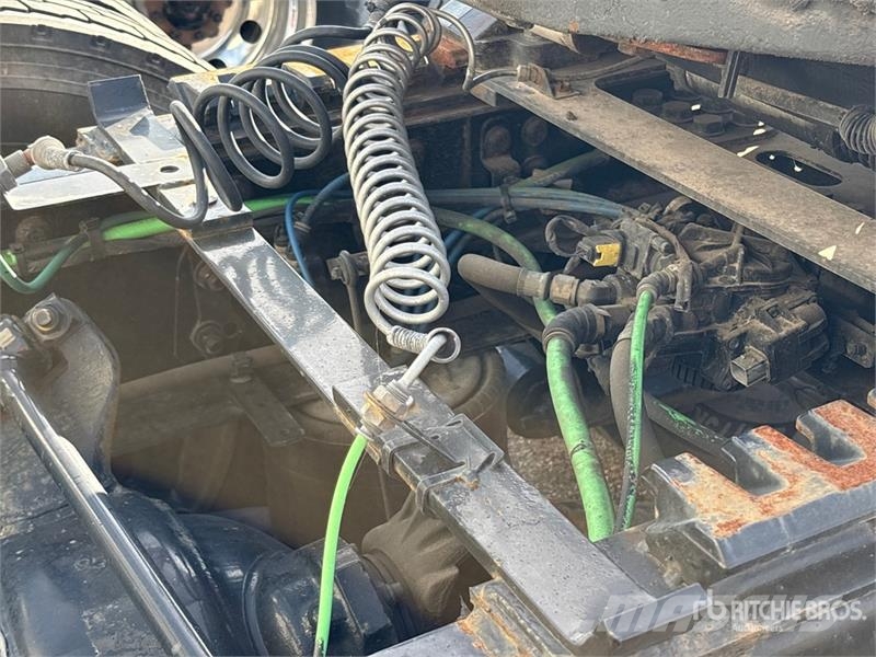 Freightliner Cascadia 126 6x4 T/A Sleeper Truck Tractor (Inoper Trekkvogner