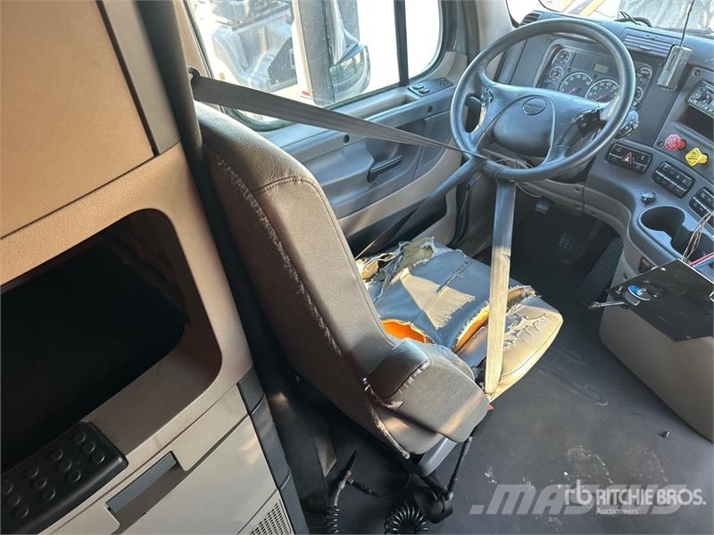 Freightliner Cascadia 125 6x4 T/A Sleeper Truck Tractor Autotractoare