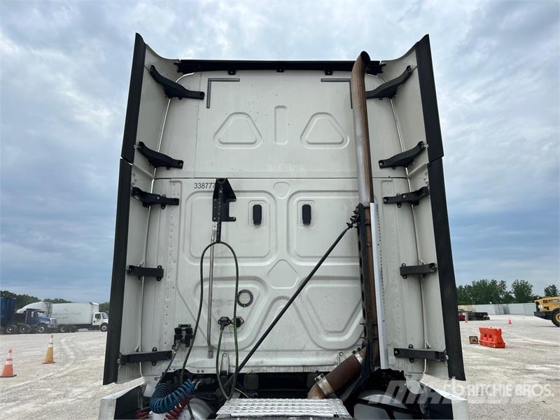 Freightliner Cascadia 126 6x4 Rebuilt Title* T/A Sleeper Truck  Cavalos mecânicos