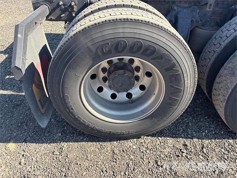 Freightliner Cascadia 126 6x4 T/A Sleeper Truck Tractor Autotractoare