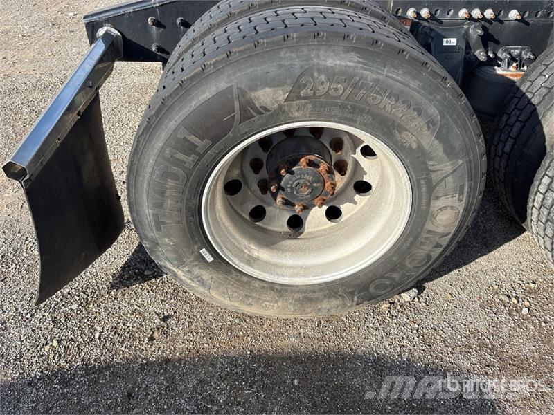Freightliner Cascadia 126 6x4 T/A Sleeper Truck Tractor (Inoper Trekkvogner