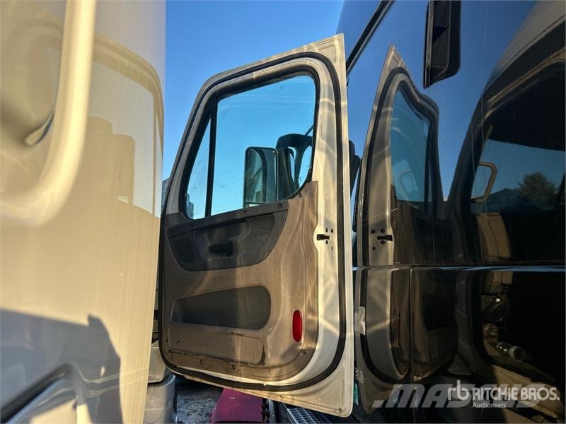 Freightliner Cascadia 125 6x4 T/A Sleeper Truck Tractor Autotractoare