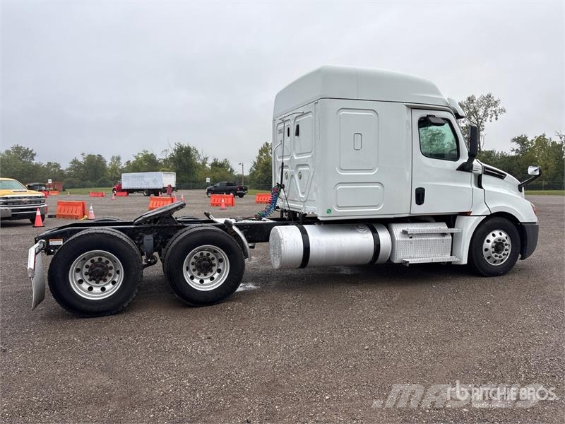 Freightliner Cascadia 126 6x4 T/A Sleeper Truck Tractor Vlačilci