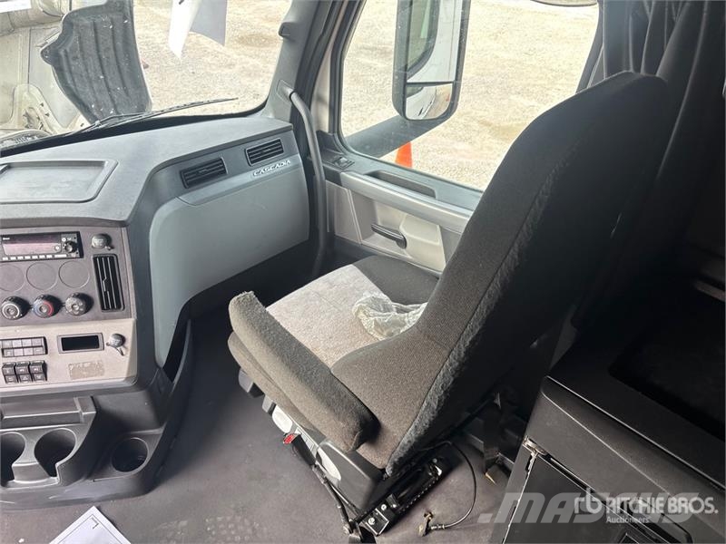 Freightliner Cascadia 126 6x4 T/A Sleeper Truck Tractor Vlačilci