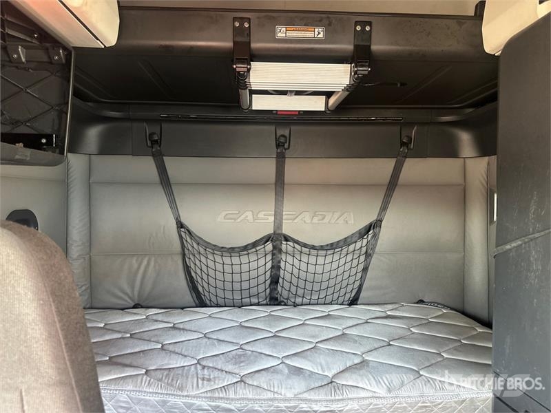 Freightliner Cascadia 126 6x4 T/A Sleeper Truck Tractor Влекачи