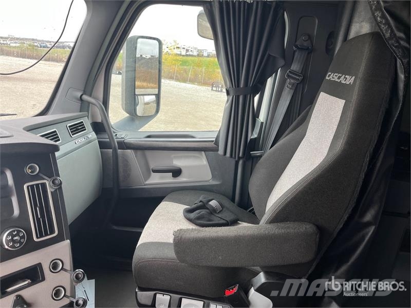 Freightliner Cascadia 126 T/A Sleeper Truck Tractor Vilcēji