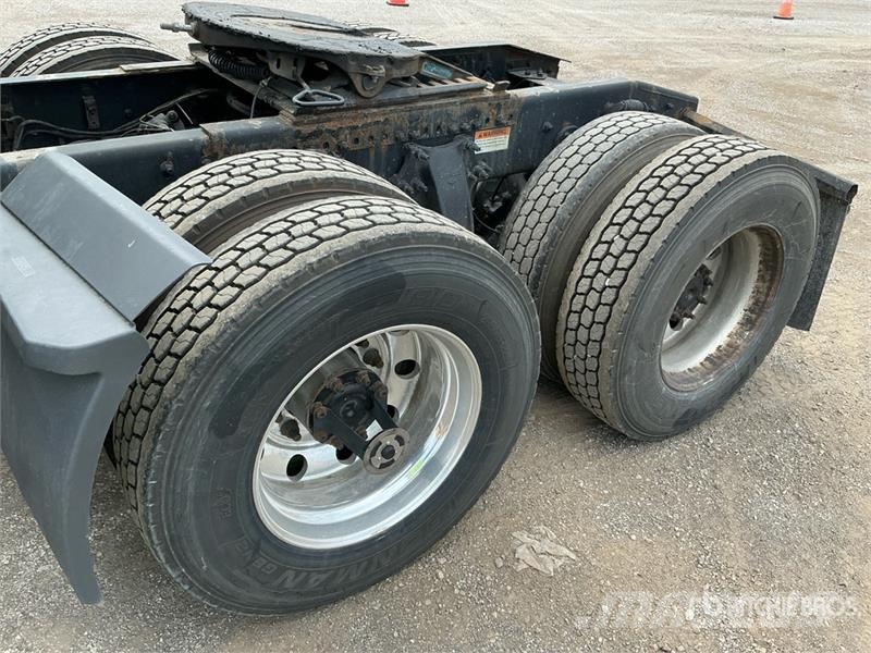 Freightliner Cascadia 126 6x4 T/A Sleeper Truck Tractor Dragbilar