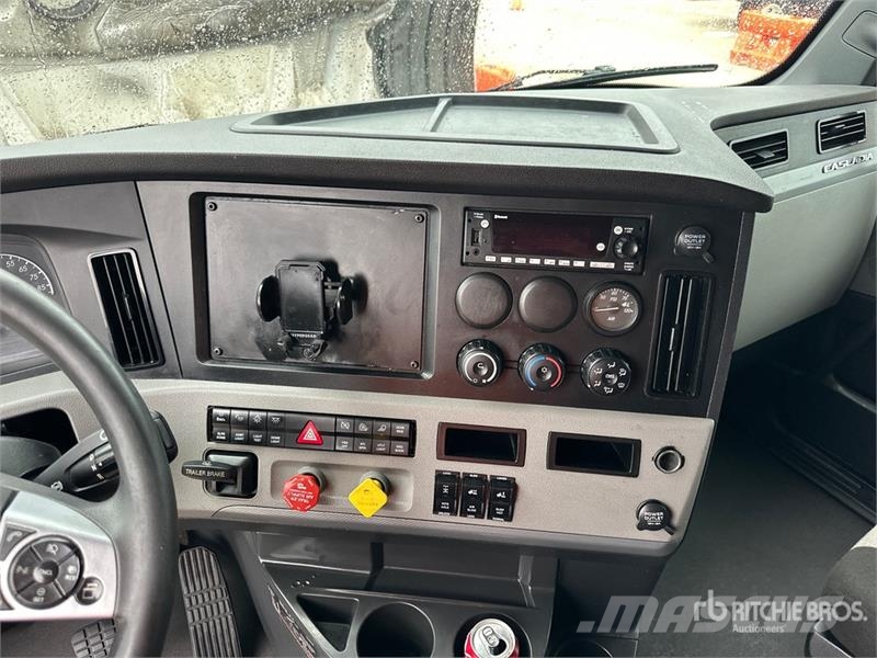 Freightliner Cascadia 126 6x4 T/A Sleeper Truck Tractor Влекачи