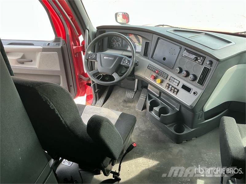 Freightliner Cascadia 126 6x4 T/A Sleeper Truck Tractor Sattelzugmaschinen