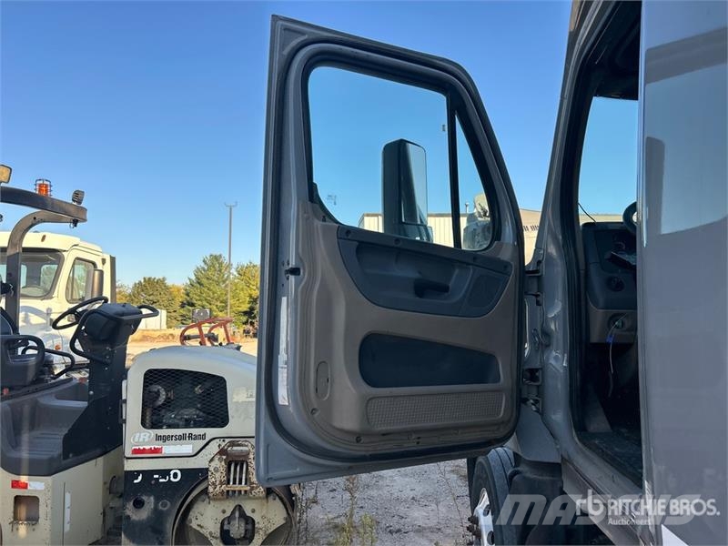 Freightliner Cascadia 125 6x4 T/A Sleeper Truck Tractor Autotractoare