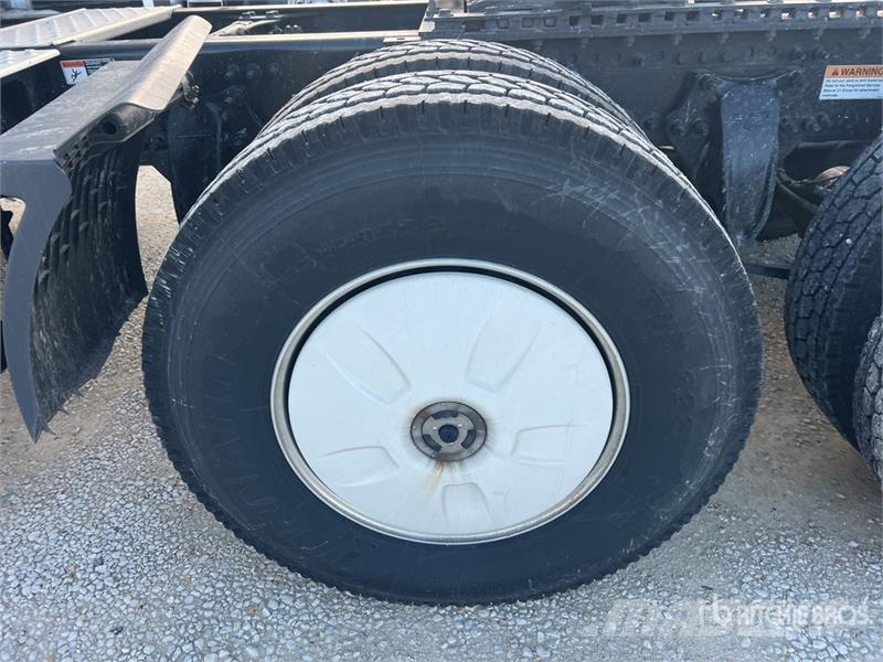 Freightliner Cascadia 126 6x4 T/A Sleeper Truck Tractor Vlačilci