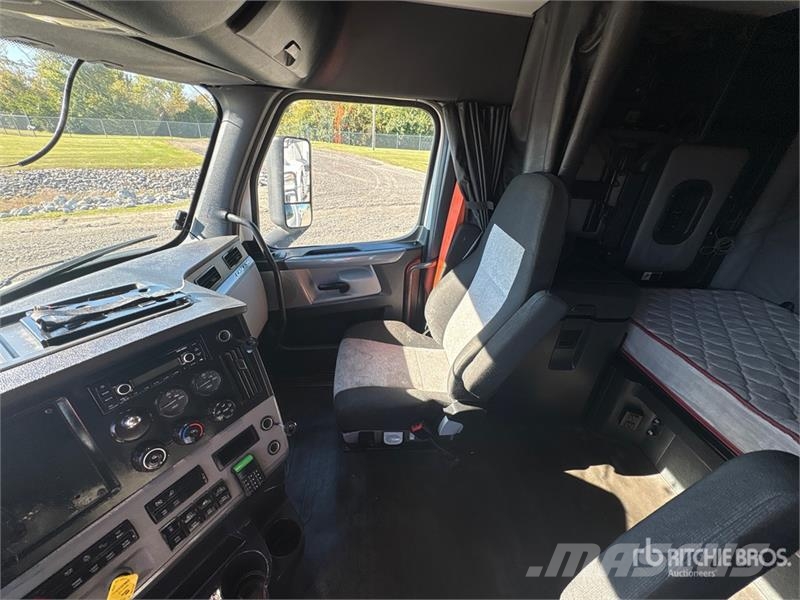 Freightliner Cascadia 126 6x4 T/A Sleeper Truck Tractor (Inoper Camiones tractor