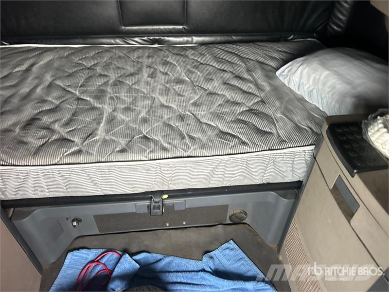 Freightliner Cascadia 125 6x4 T/A Sleeper Truck Tractor (Inoper Trekkers