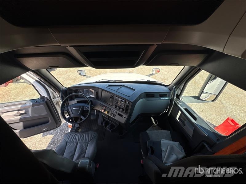 Freightliner Cascadia 126 6x4 T/A Sleeper Truck Tractor Traktorske jedinice