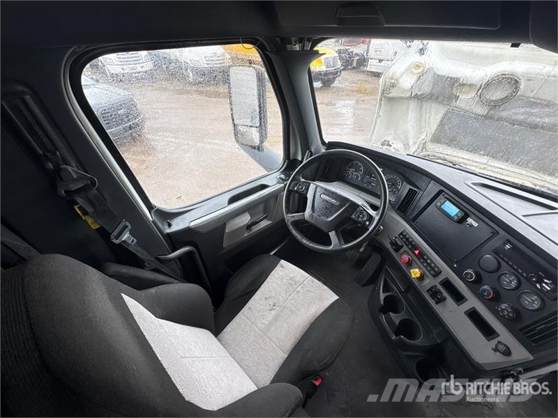Freightliner Cascadia 126 6x4 T/A Sleeper Truck Tractor Tractor Units