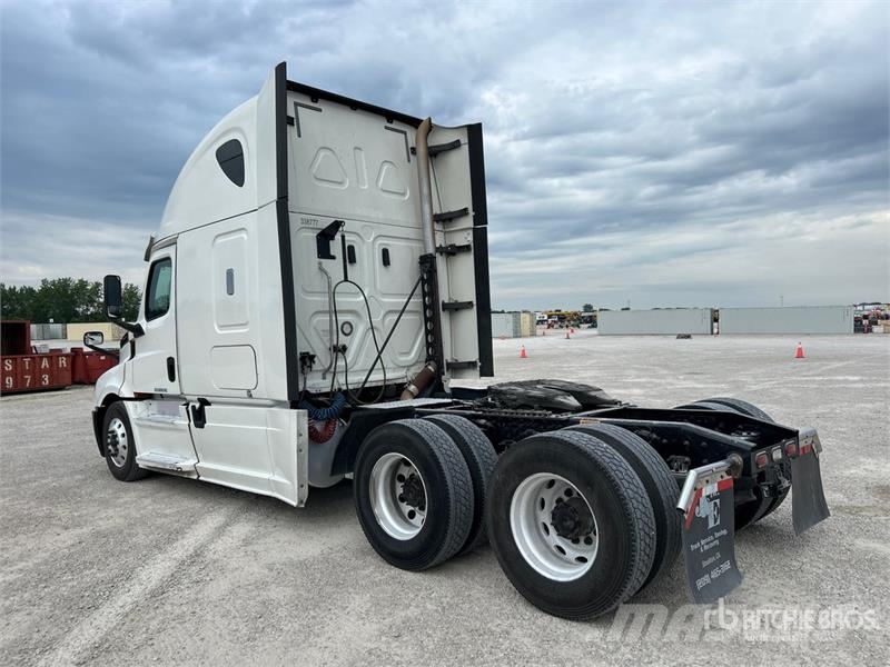 Freightliner Cascadia 126 6x4 Rebuilt Title* T/A Sleeper Truck  Cavalos mecânicos