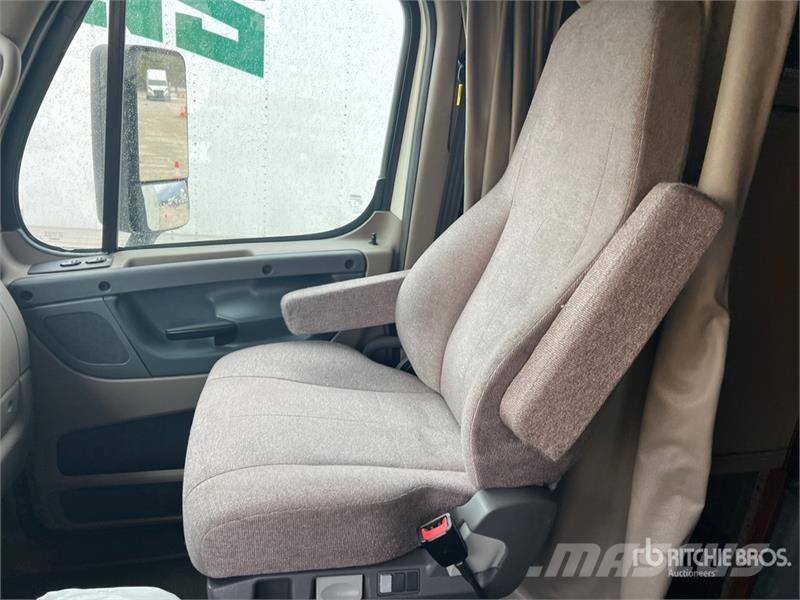 Freightliner Cascadia 125 6x4 T/A Sleeper Truck Tractor Vilcēji