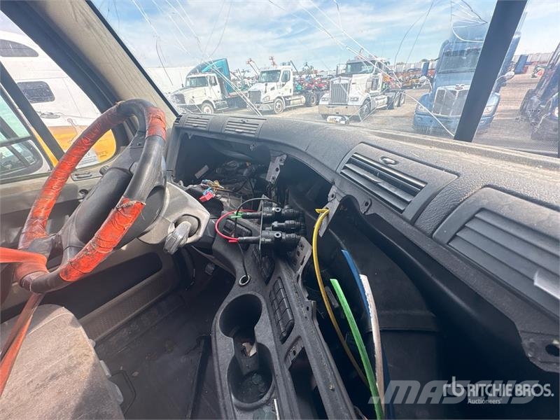 Freightliner Cascadia 125 6x4 T/A Sleeper Truck Tractor (Inoper Tractores (camiões)