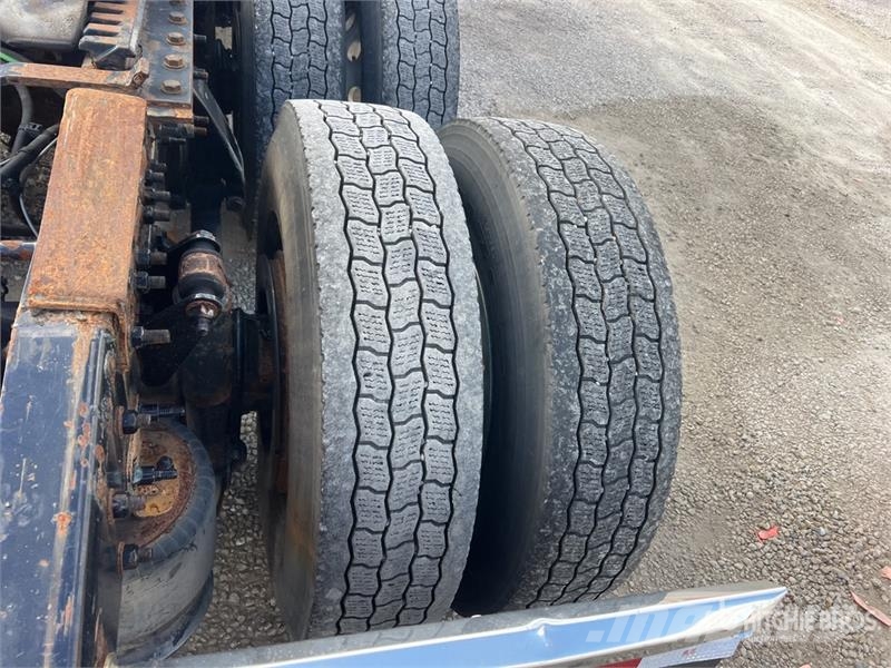 Freightliner Cascadia 126 6x4 T/A Sleeper Truck Tractor Tractor Units