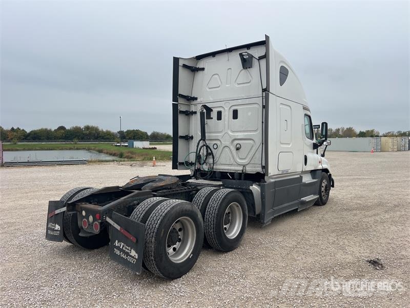 Freightliner Cascadia 125 6x4 T/A Sleeper Truck Tractor Тягачі