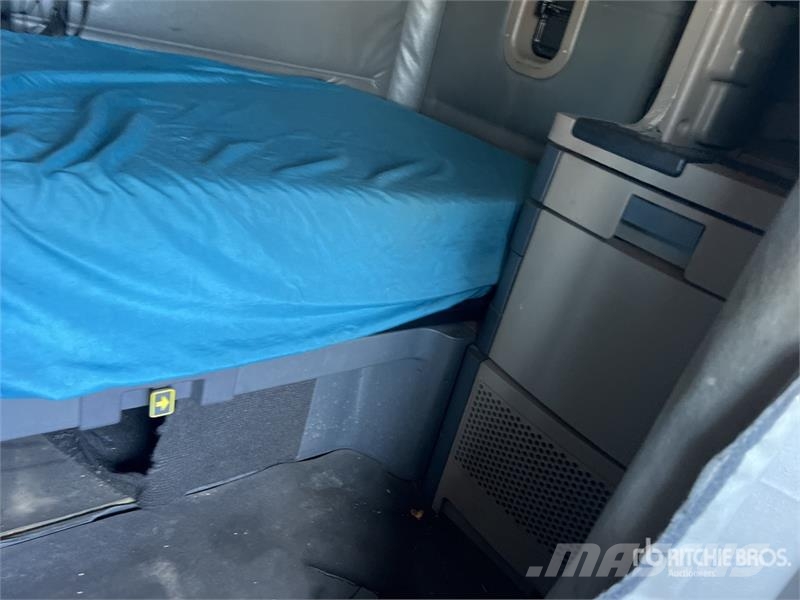 Freightliner Cascadia 125 6x4 T/A Sleeper Truck Tractor Tractor Units