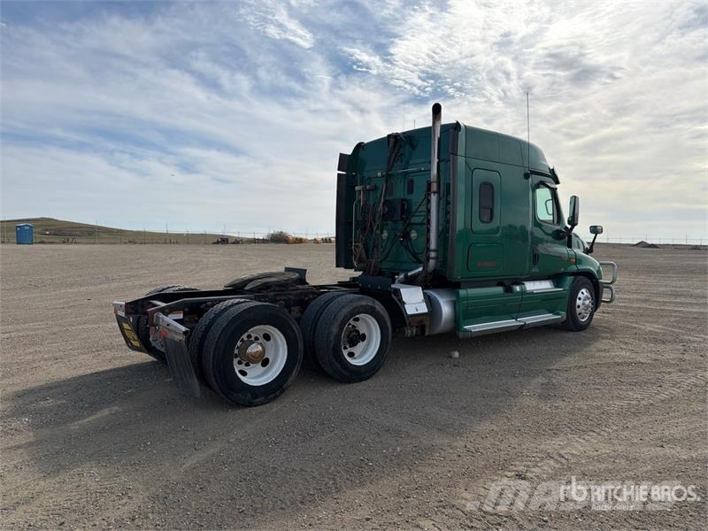 Freightliner Cascadia 125 6x4 T/A Sleeper Truck Tractor Dragbilar