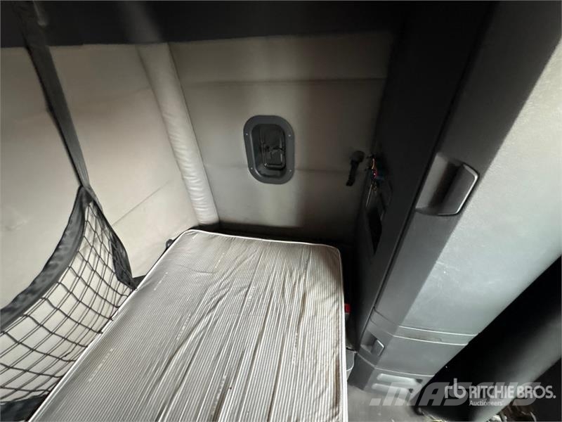 Freightliner Cascadia 126 6x4 T/A Sleeper Truck Tractor 牵引车