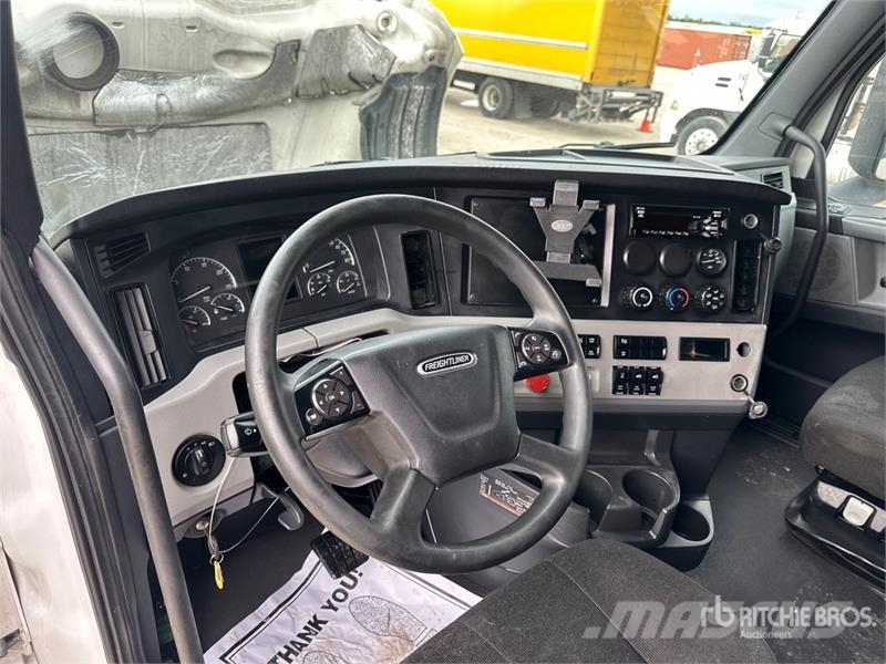 Freightliner Cascadia 126 6x4 T/A Sleeper Truck Tractor Nyergesvontatók