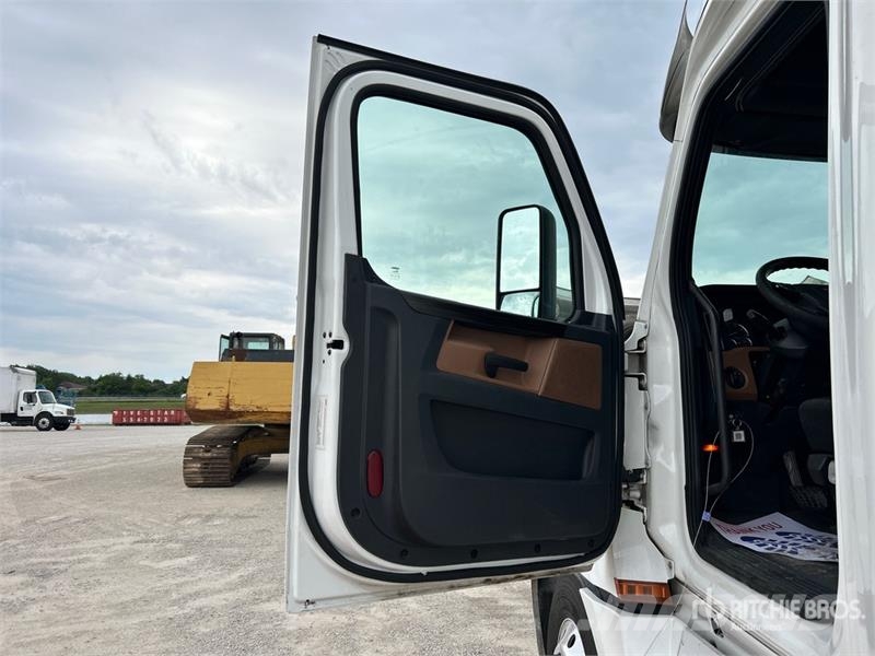 Freightliner Cascadia 126 6x4 Rebuilt Title** T/A Sleeper Truck Trekkers