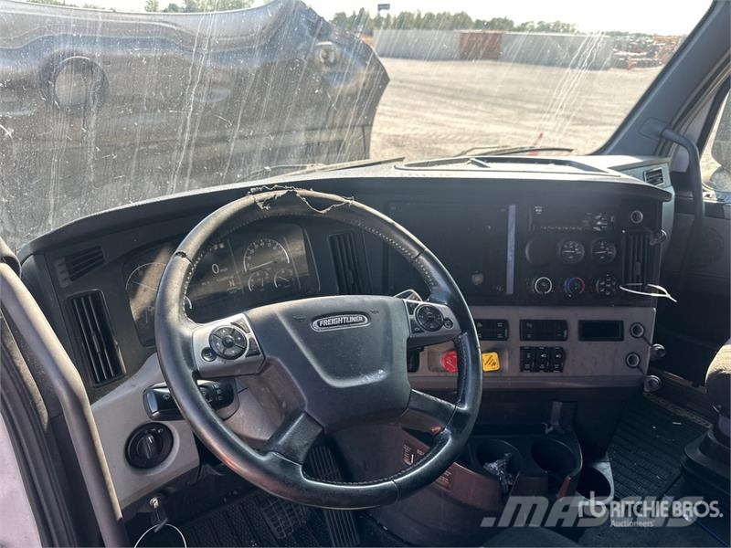 Freightliner Cascadia 126 6x4 T/A Sleeper Truck Tractor Влекачи