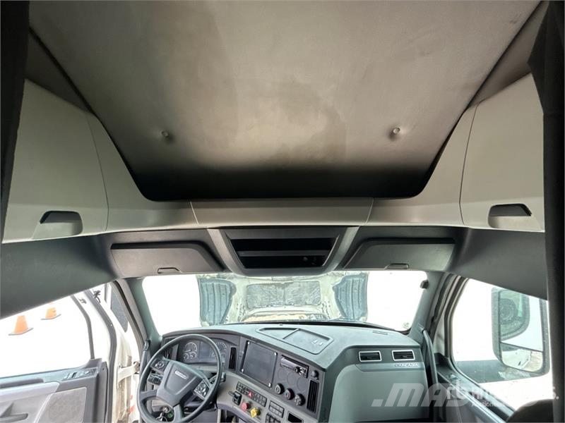 Freightliner Cascadia 126 6x4 Rebuilt Title* T/A Sleeper Truck  Cavalos mecânicos