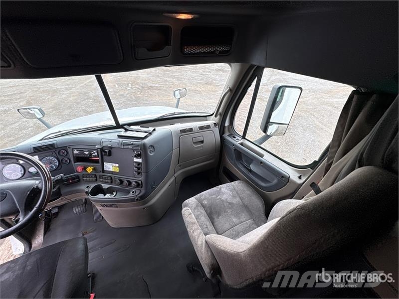 Freightliner Cascadia 125 6x4 T/A Sleeper Truck Tractor Tractor Units