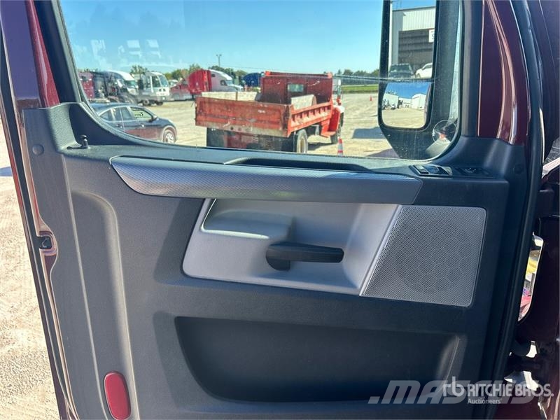 Freightliner Cascadia 126 6x4 T/A Sleeper Truck Tractor Vlačilci