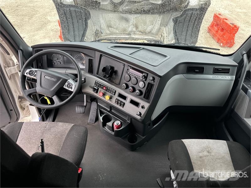 Freightliner Cascadia 126 6x4 T/A Sleeper Truck Tractor Влекачи