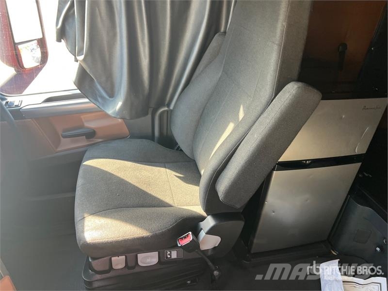 Freightliner Cascadia 126 6x4 T/A Sleeper Truck Tractor Vilcēji