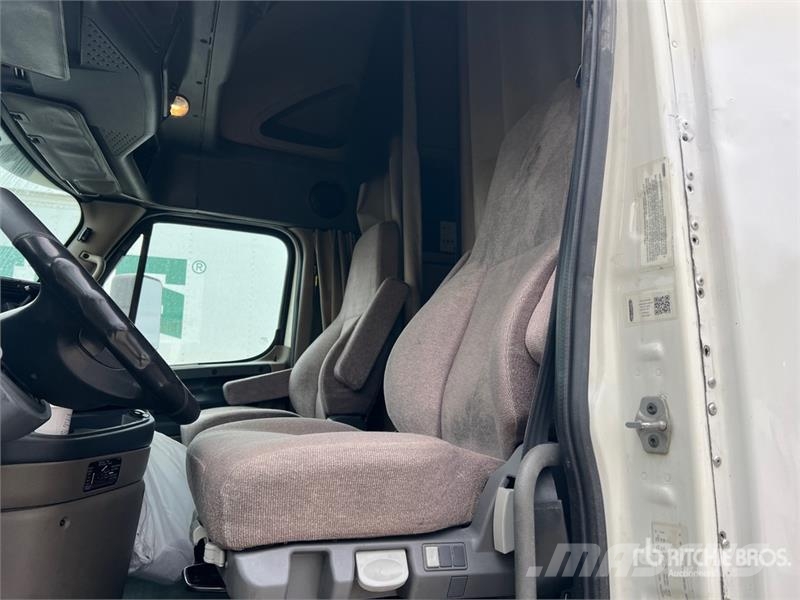 Freightliner Cascadia 125 6x4 T/A Sleeper Truck Tractor Vilcēji