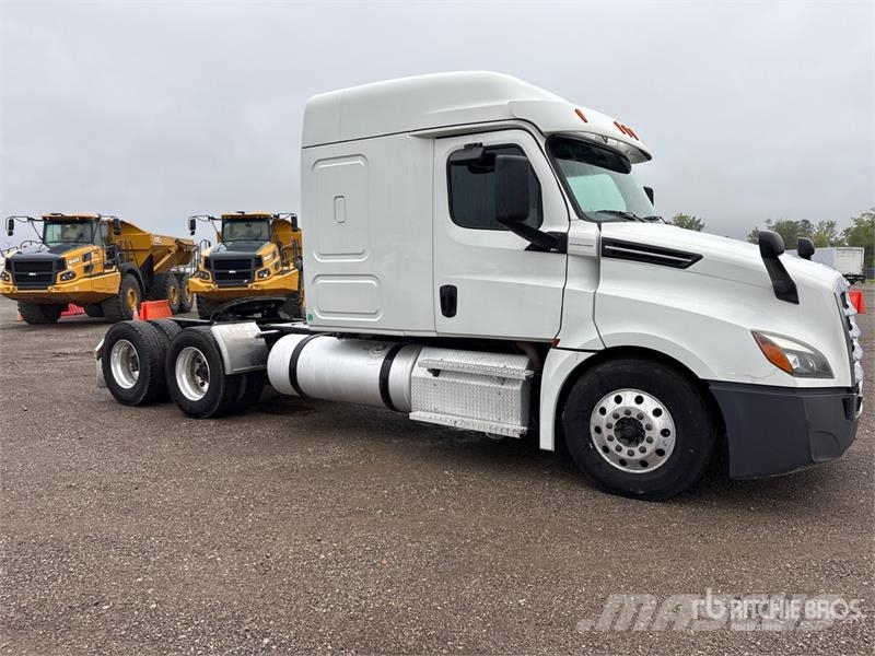 Freightliner Cascadia 126 6x4 T/A Sleeper Truck Tractor Vlačilci