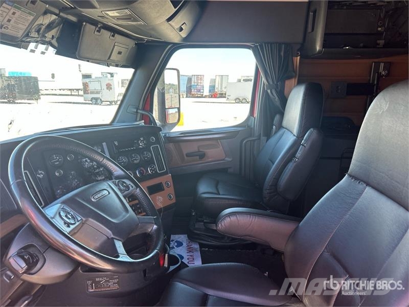 Freightliner Cascadia 126 6x4 T/A Sleeper Truck Tractor Tegljači