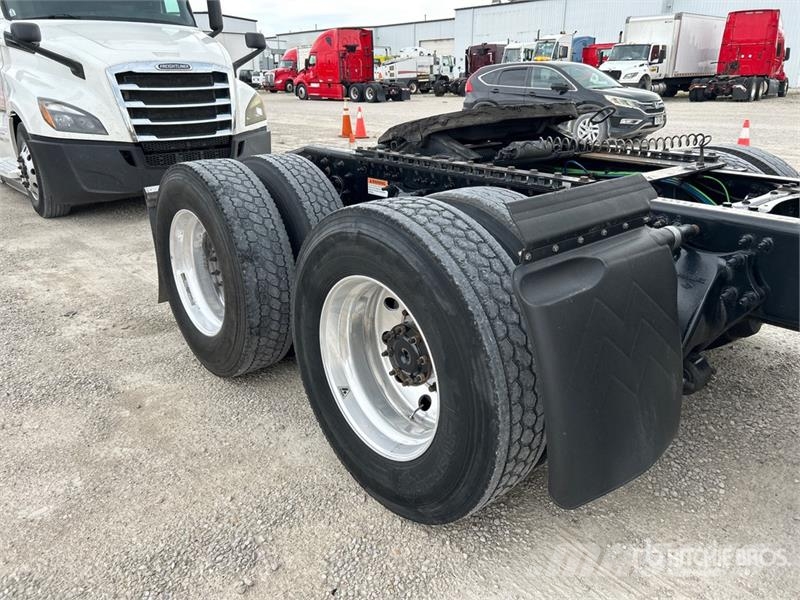 Freightliner Cascadia 126 6x4 Rebuilt Title** T/A Sleeper Truck Trekkers
