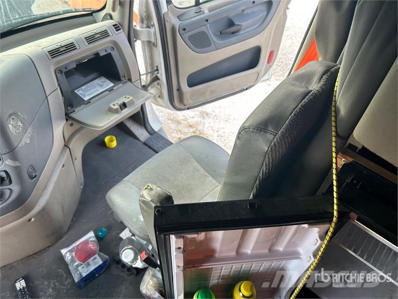 Freightliner Cascadia 125 6x4 T/A Sleeper Truck Tractor Vilcēji