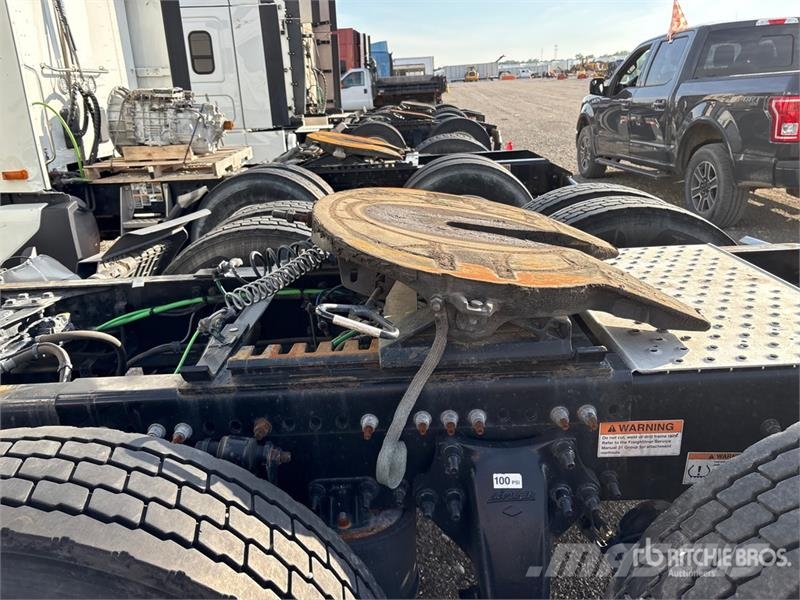 Freightliner Cascadia 126 6x4 T/A Sleeper Truck Tractor (Inoper Trekkvogner