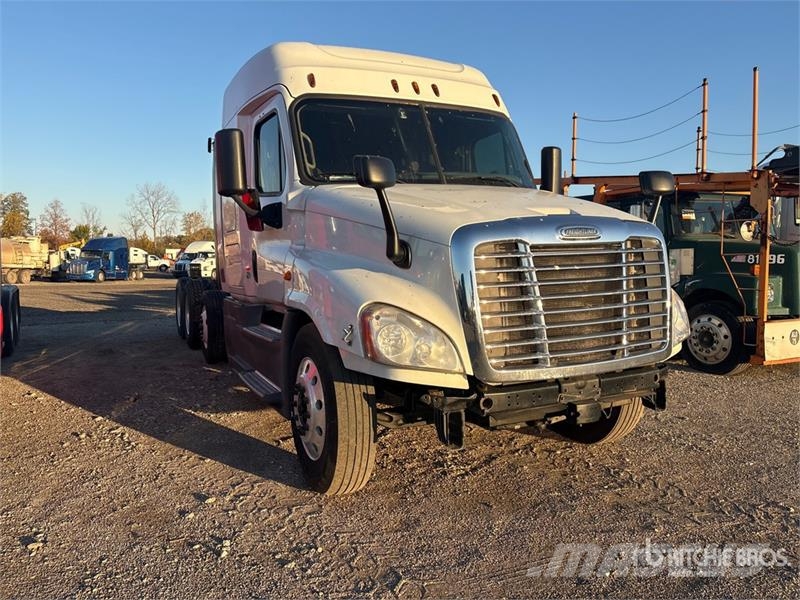 Freightliner Cascadia 125 8x4 Tri/A Sleeper Truck Tractor (Inop Vilcēji